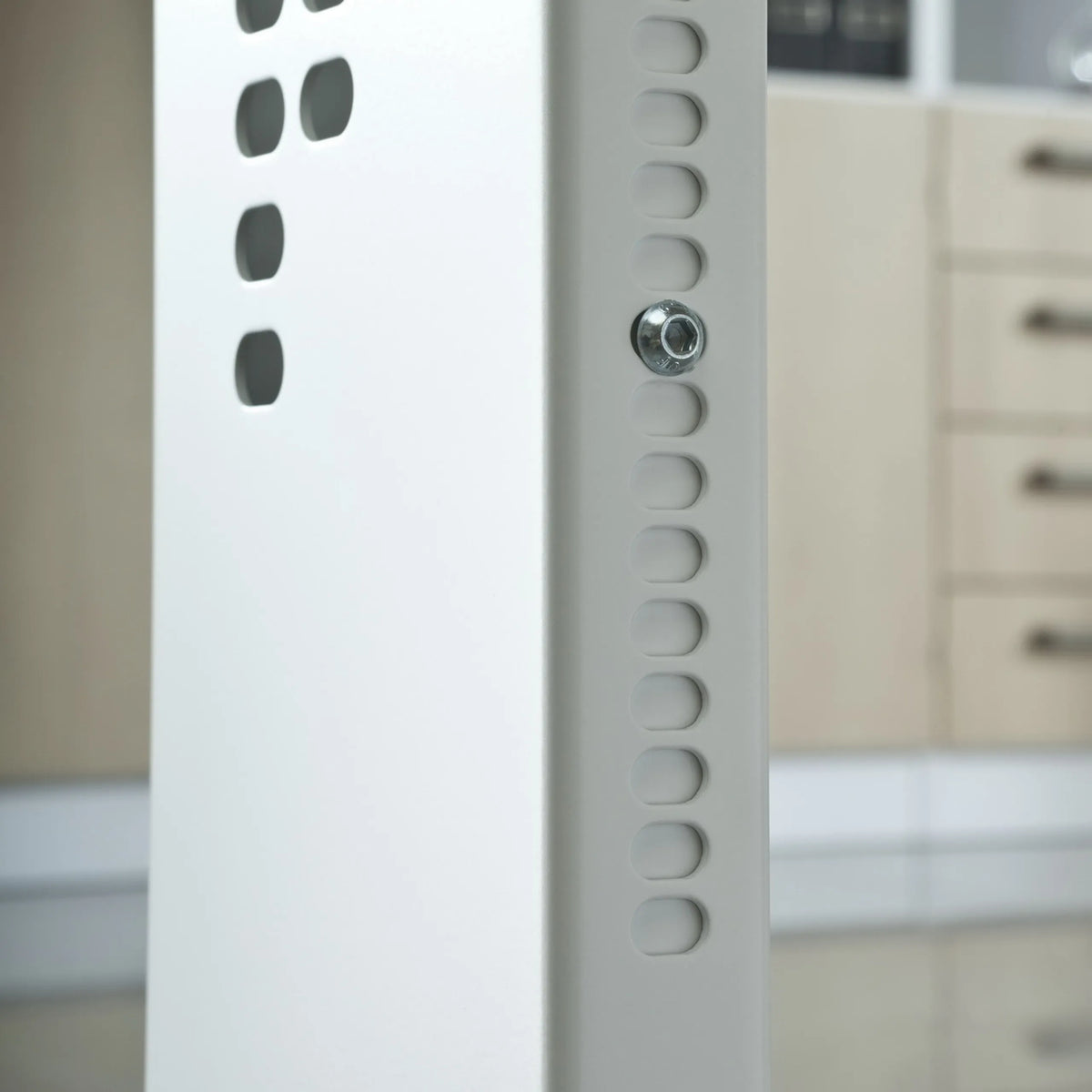 Höhenverstellbare Beinkonstruktion in Weiß des Schreibtischs MEGA 612 W von hjh OFFICE PRO