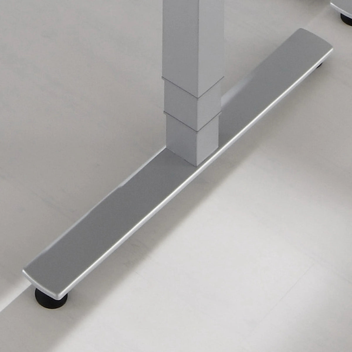 Silberner T-Fuß mit Bodengleiter des elektrisch höhenverstellbaren Schreibtisches XMST 612 S von hjh OFFICE PRO