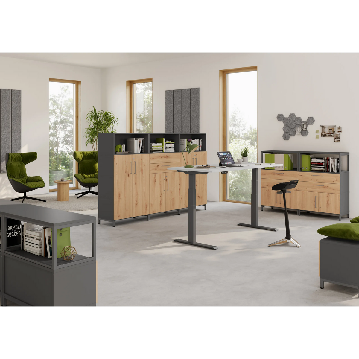 Drei Korpusse der Serie FlexWall in Graphit mit Stellfüßen und Holzelementen von hjh OFFICE PRO