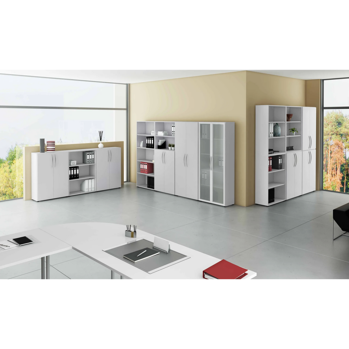 Regal BETA 4500 in Grau mit einer Kombination aus offenen Fächern und geschlossenen Schränken von hjh OFFICE PRO
