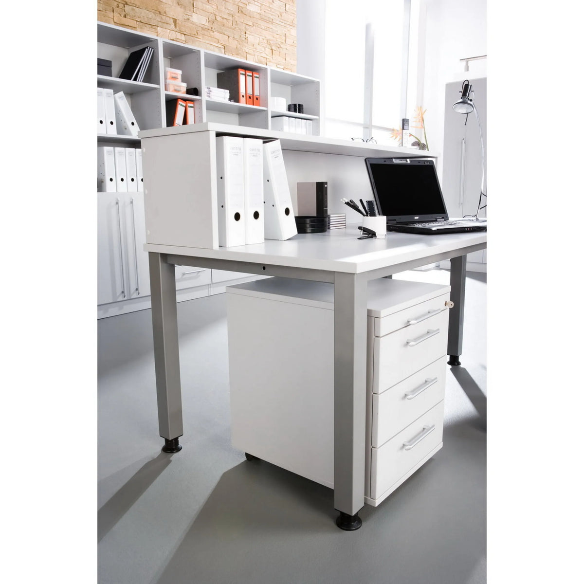 Höhenverstellbarer Schreibtisch QUEO 8 S in Asteiche mit Aufsatz und Rollcontainer von hjh OFFICE PRO