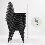 Vier schwarze Besucherstühle MEET WA an einem weißen Konferenztisch in einem modernen Büro von hjh OFFICE