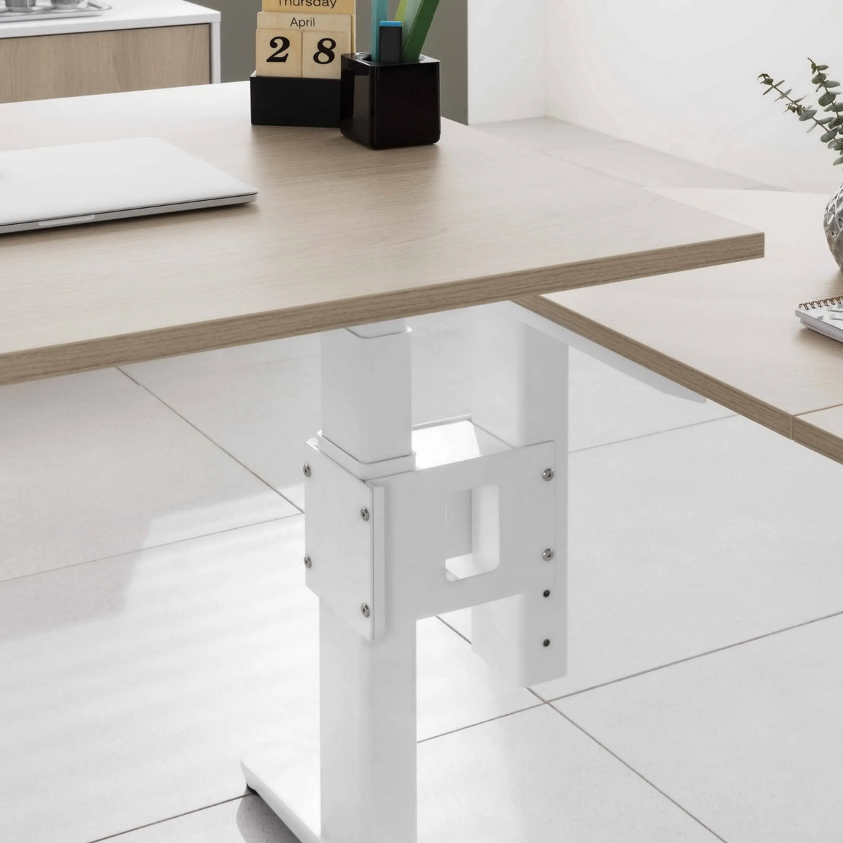 Weißes Untergestell des elektrisch höhenverstellbaren Schreibtischs XBHM 19 SS von hjh OFFICE PRO