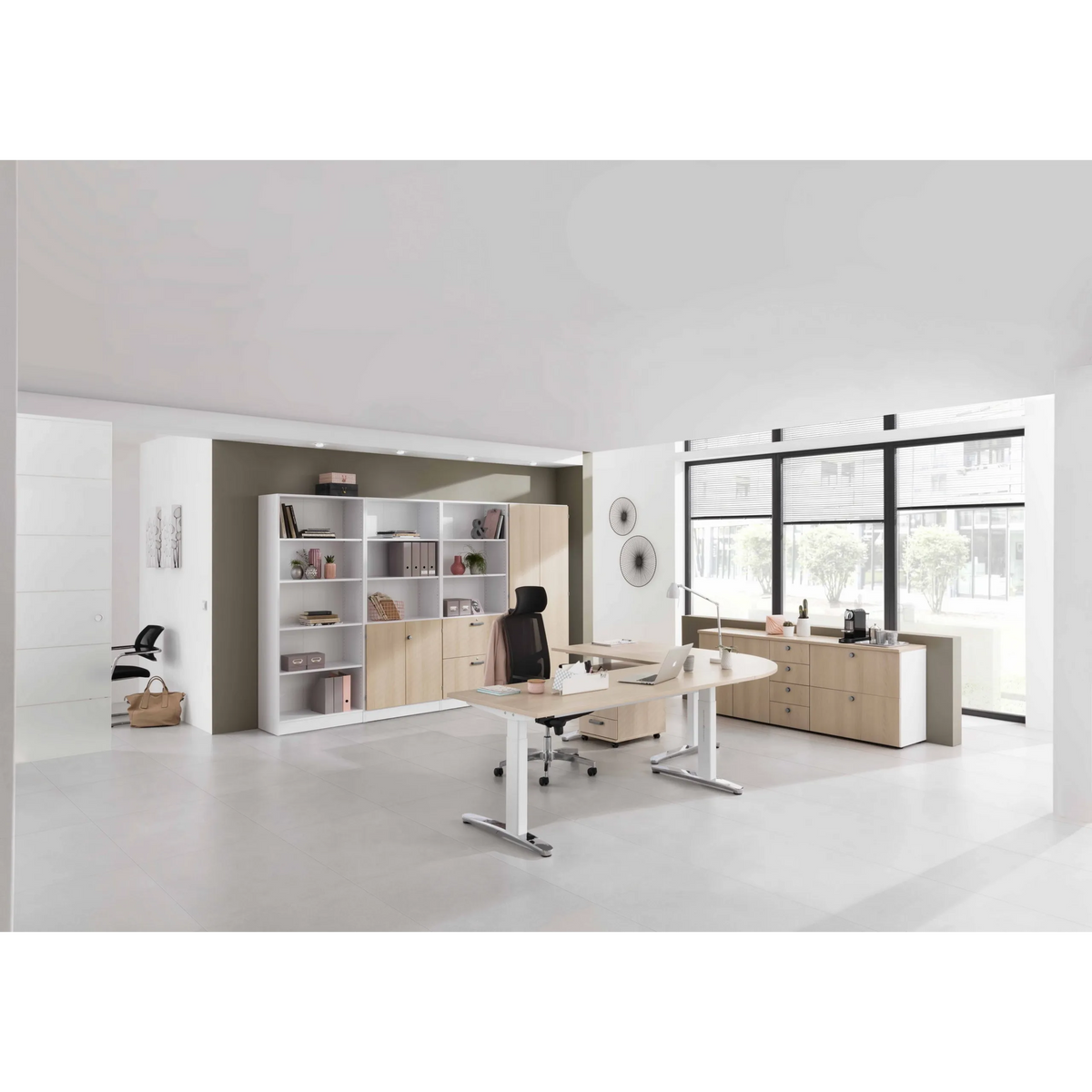 Höhenverstellbarer Schreibtisch XTRA XB 2E WC in Asteiche mit Maßen 200 x 100 cm von hjh OFFICE PRO