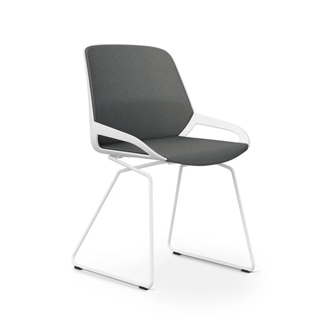 Besucherstuhl AERIS NUMO COMFORT W mit grauem Stoffbezug, weißen Armlehnen und weißem Kufengestell von Aeris - Impulsmöbel