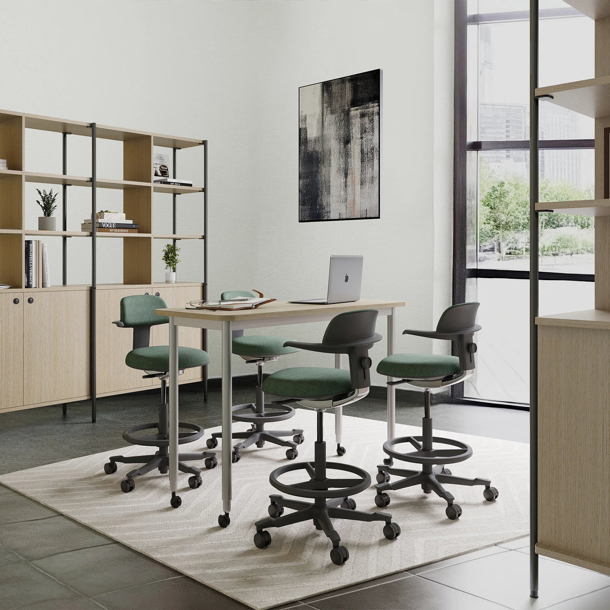 Vier grüne Arbeitsstühle TOP WORK 40 mit Fußringen und Rollen an einem Tisch von hjh OFFICE