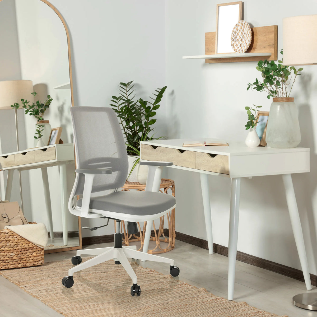 Grauer Homeoffice-Bürostuhl PROFONDO ECO W mit Armlehnen und Rollen in einem hellen Raum von hjh OFFICE