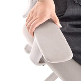 Beigefarbene Armlehne mit Stoffbezug des Homeoffice-Bürostuhls Ergomy Colore von MyBuero