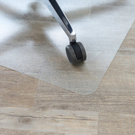 Transparente Bodenschutzmatte PUNOMAT für Hartböden mit einer Bürostuhlrolle von Kottig